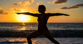 femme fait du yoga sur la plage